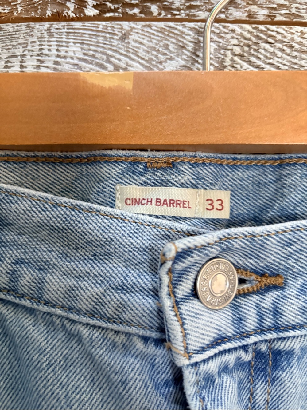 Levi's | Cinch Barrel-Leg Light Wash High-Rise Denim Jeans - Women's 33x31 - Picture 4 of 13